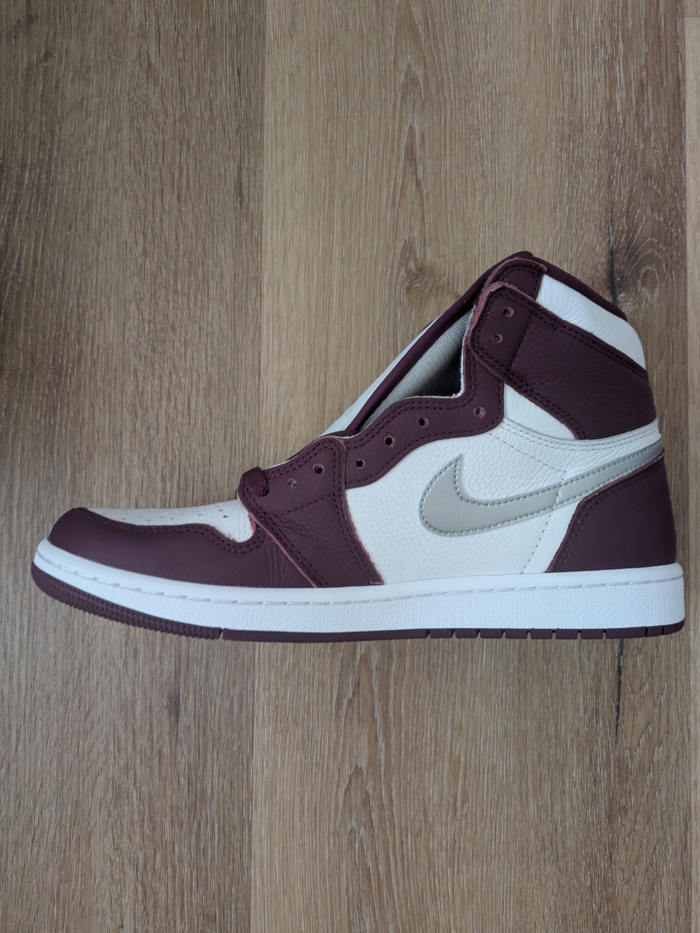 Air Jordan 1 Retro High OG "Bordeaux" M9 NEVER WORN (Style Code: 555088-611)